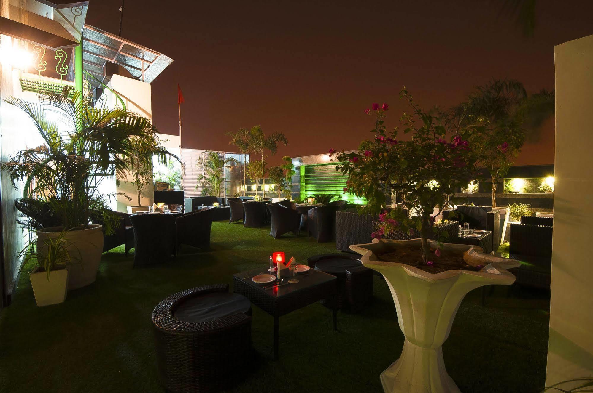 Hotel Swaran Palace Дели Экстерьер фото